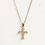 Collier Crucifix Doré élégant en métal doré