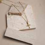 Accessoire tendance avec un design de croix moderne