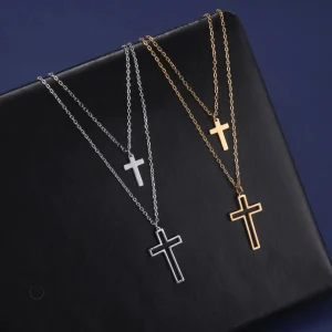 Collier en chaîne avec double croix stylisée