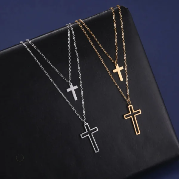 Collier en chaîne avec double croix stylisée