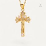 Collier Croix en Zirconium avec Pendentif Élégant
