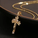 Pendentif Croix en Zirconium pour un look raffiné