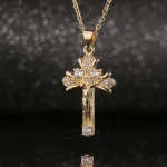 Collier en Zirconium avec design croisé moderne
