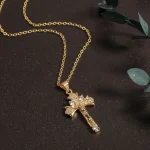 Accessoire en Zirconium, pendentif croix stylé