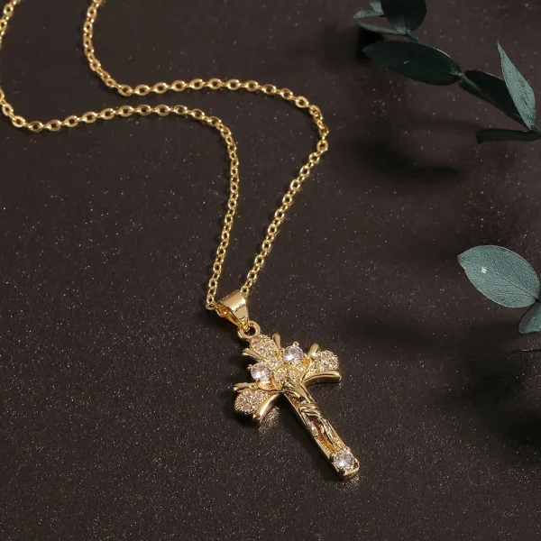 Accessoire en Zirconium, pendentif croix stylé