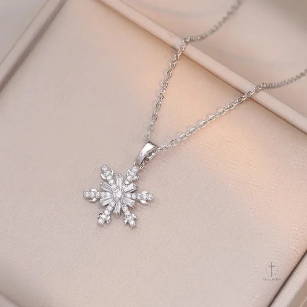 Collier unique avec design flocon de neige stylisé
