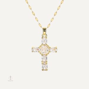 Collier croix avec pendentif en zirconiums scintillants