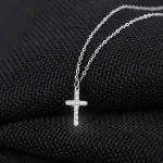 Accessoire de mode : collier en croix discret et raffiné