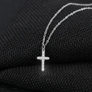 Accessoire de mode : collier en croix discret et raffiné
