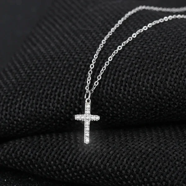 Accessoire de mode : collier en croix discret et raffiné