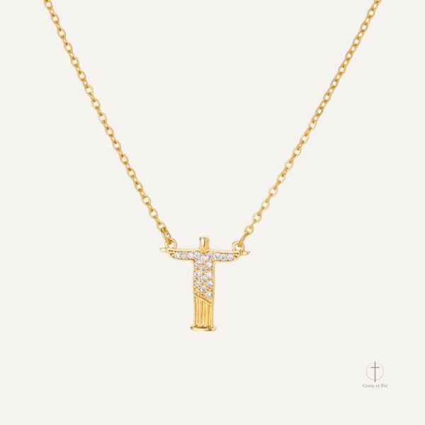 Collier Croix Rédempteur Éclatant en design élégant