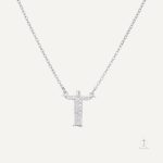 Bijou croix éclatant, symbole de rédemption et de foi