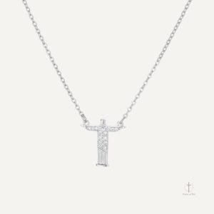 Bijou croix éclatant, symbole de rédemption et de foi