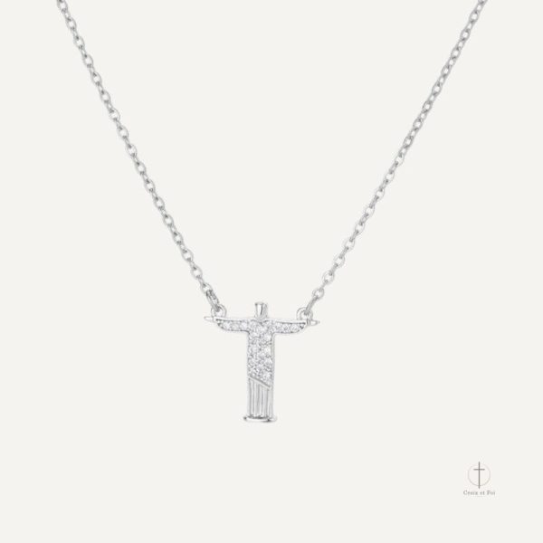 Bijou croix éclatant, symbole de rédemption et de foi