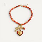 Collier Rouge Translucide avec Breloques Croix et Cœur