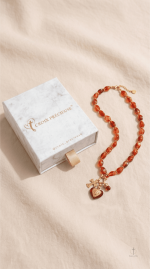 Accessoire chic : collier rouge avec breloques originales