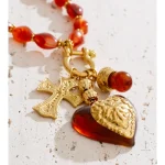 Accessoire mode : collier avec croix et cœur en breloques