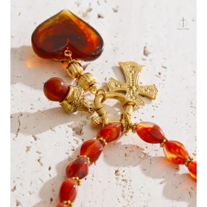 Collier élégant en rouge avec breloques en forme de cœur