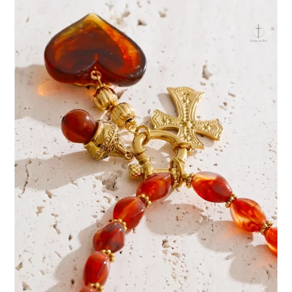 Collier élégant en rouge avec breloques en forme de cœur