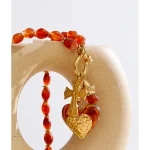 Bijou tendance : collier rouge avec croix décorative