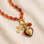 Collier avec croix et cœur, rouge translucide, unique