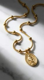 Collier Vierge Marie, accessoire de style religieux