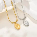 Collier élégant avec croix et symbole religieux