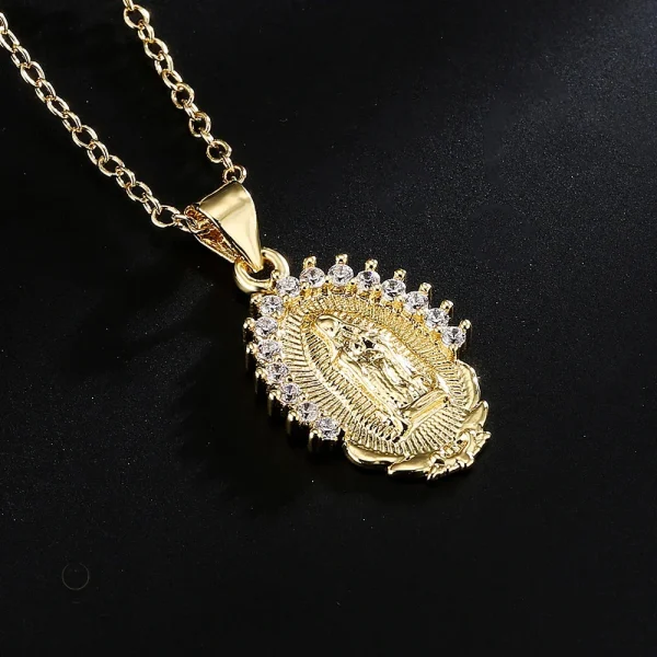 Collier croix doré avec motif de la Vierge Marie