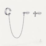 Accessoire tendance : mono boucle d'oreille croix chic