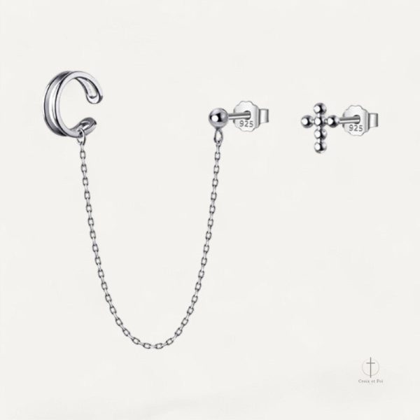 Accessoire tendance : mono boucle d'oreille croix chic