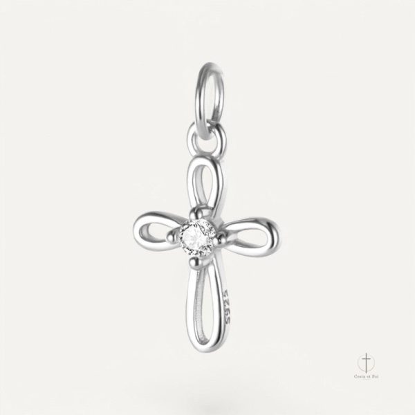 Bijou élégant en croix, argent et détails en zirconium