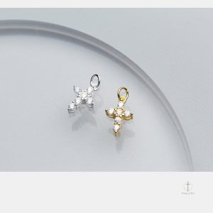 Pendentif Croix en or avec pierre précieuse