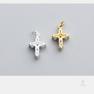 Accessoire Croix en diamant pour un look chic
