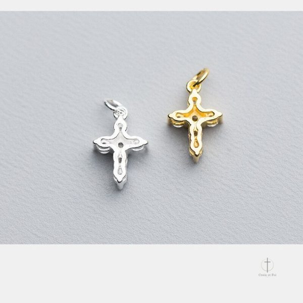 Accessoire Croix en diamant pour un look chic