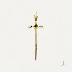 Pendentif croix épée en métal élégant