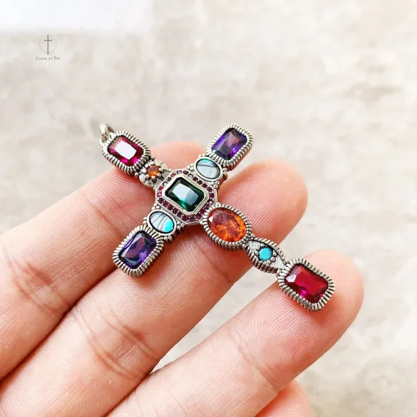 Accessoire en forme de croix orné de gemmes colorées