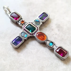 Bijou croix décoré de pierres multicolores pour un look unique