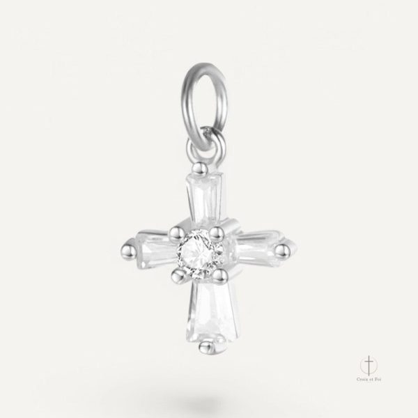 Bijou croix romane, élégance intemporelle en pendentif