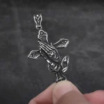 Bijou en forme de main de prière, élégant pendentif en croix