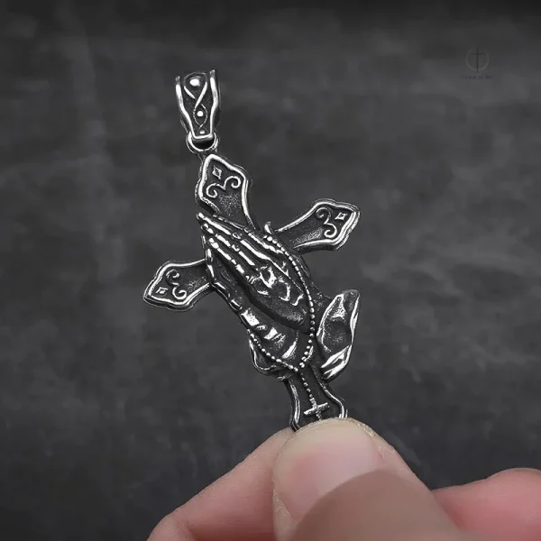 Bijou en forme de main de prière, élégant pendentif en croix