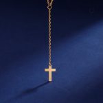 Collier croix minimaliste pour un look raffiné