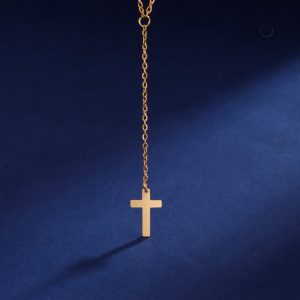 Collier croix minimaliste pour un look raffiné