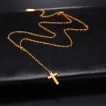 Bijou simple : petit collier croix à porter au quotidien