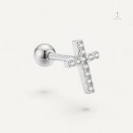 Piercing croix délicat, parfait pour un look tendance