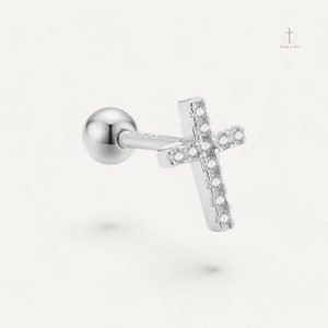 Piercing croix délicat, parfait pour un look tendance
