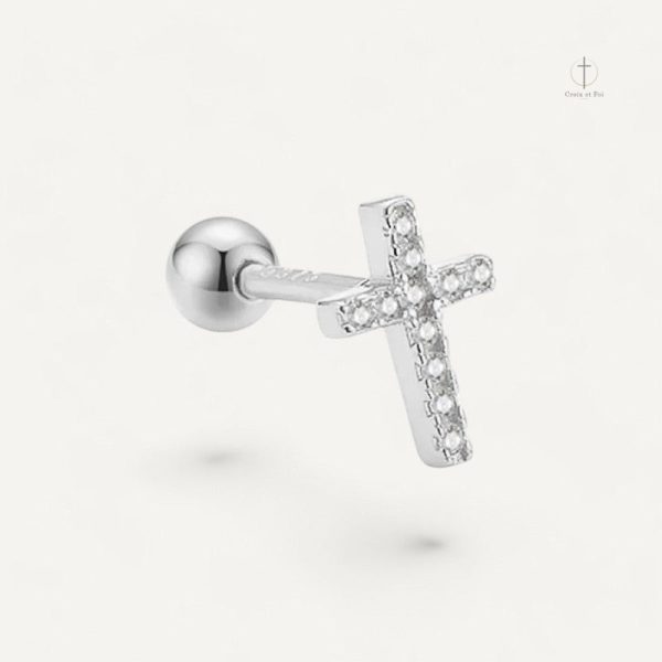 Piercing croix délicat, parfait pour un look tendance