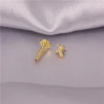 Boucle d'Oreille Croix, accessoire tendance pour un look raffiné