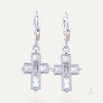 Design minimaliste de boucle d'oreille croix pendante