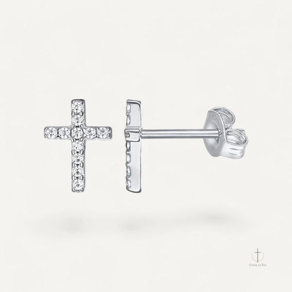 Bijou croix orné de cristaux en zirconium