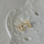 Accessoire en forme de croix avec cristaux brillants